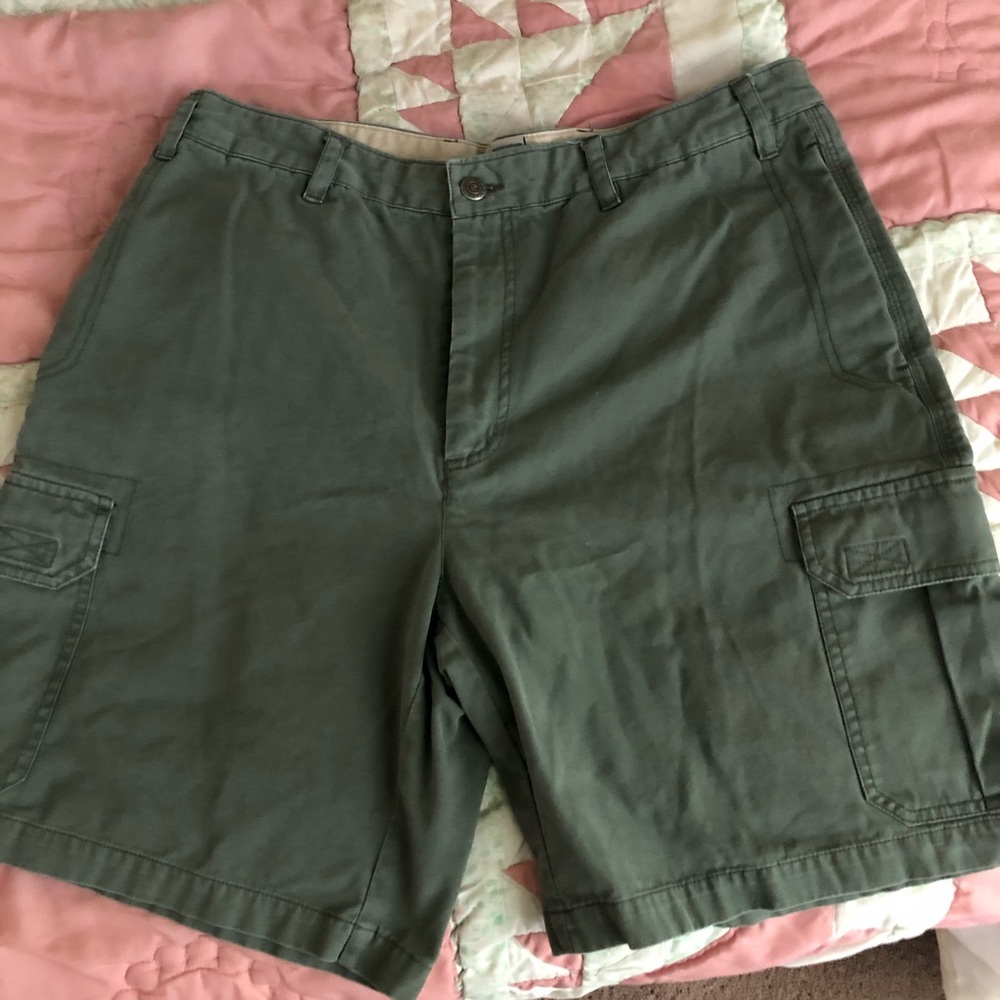 IZOD Cargo Vintage American Style Shorts.